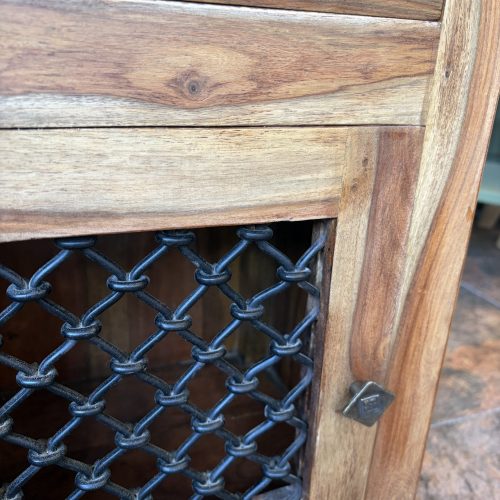 Mesita de noche de madera de acacia maciza con rejilla metálica negra